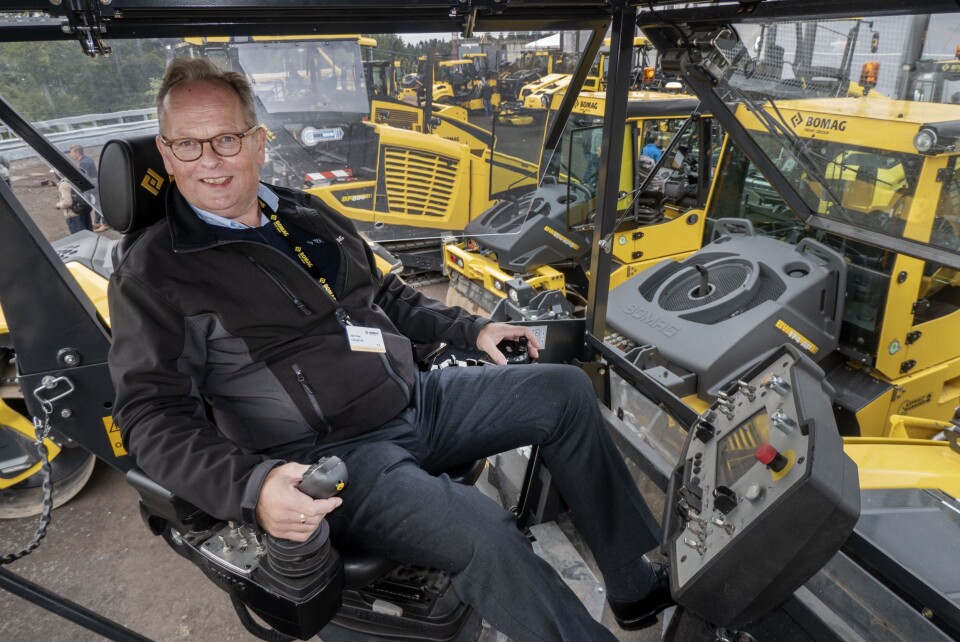NYTT PANEL: Jan Ove Laugerud sitter i den nye førerstolen på BF700-utleggeren hvor all styring av maskinen gjøres fra stolen.