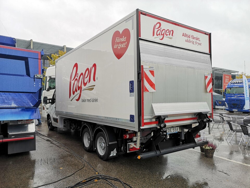 Det svenskregistrerte utstilte vogntoget på SKABs område på Transport & Logistikk var utstyrt med løftelem. Trekkvogna og bilen registreres hver for seg og får selvfølgelig hvert sitt registreringsnummer.