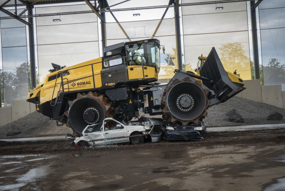 KNUSER: Søppelkomprimatoren på 55 tonn gjør fort kål på et par franske biler.