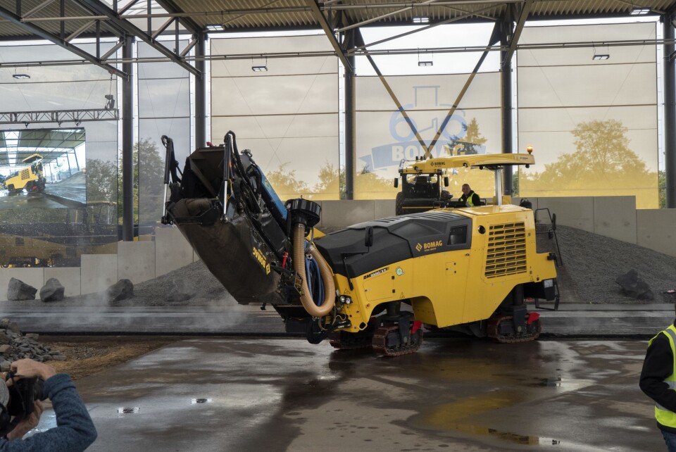 MINDRE FINSTØV: De nye transportbåndene på Bomags store freser reduserer finstøvet som virvles opp med 80 prosent.