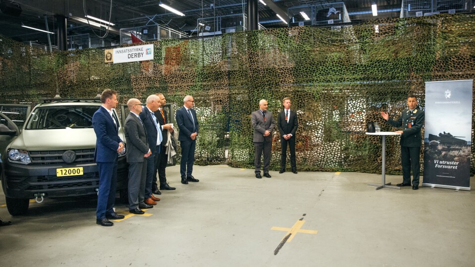 Sjef Forsvarsmateriell Landkapasiteter, brigader Morten Eggen, på talerstolen under markeringen av den første overleveringen av til sammen flere hundre Amarok-er til Heimevernet.