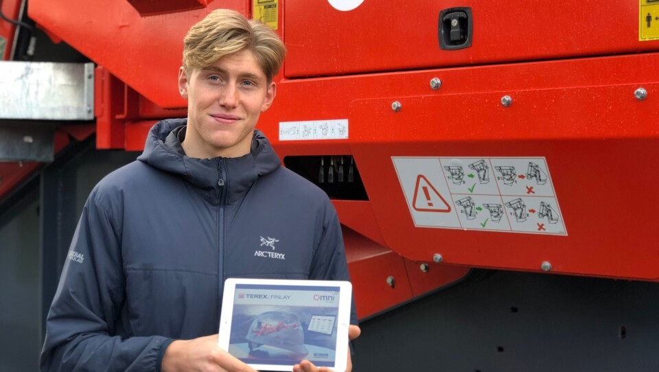 Einar Øvstebø, foran en Terex Finlay konknuser, viser hvordan maskinene styres fra nettbrett.