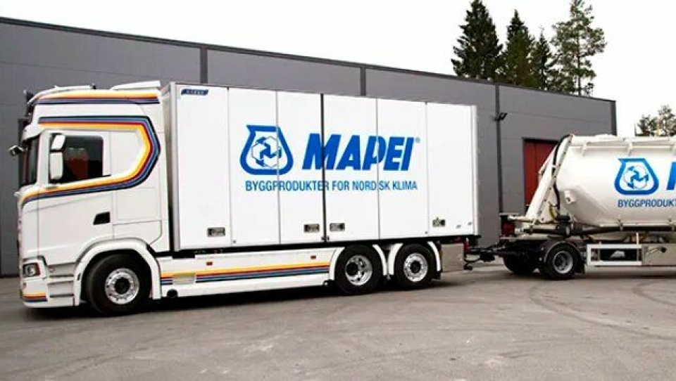 HVO-diesel-drevet lastebil kombinert med hydraulisk drift av pumpeanlegget gir fossilfrie sparkel-leveranser fra Mapei utført av Ruuds Transport.