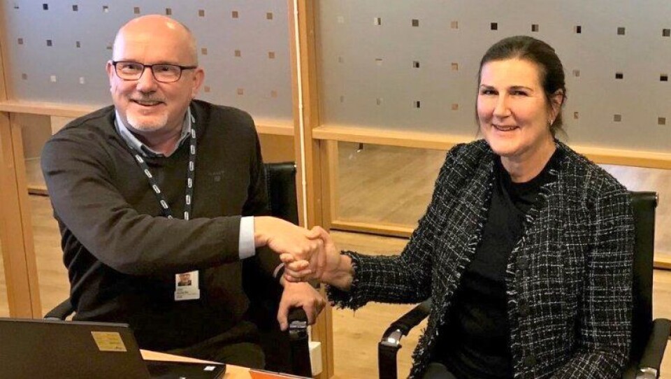 Administerende direktør Ingrid Dahl Hovland og daglig leder Gudmund Roen i Hæhre Entreprenør signerte kontrakt for bygging av sju kilometer ny, E39 i Mandal, samt seks kilometer med ny tilførselsvei fra E39 til Mandal by.