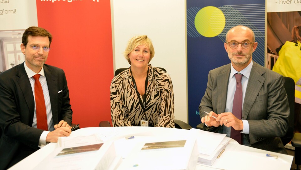 Fra venstre: Pablo Sonnendrücker, (Salini Impreglio), Stine Ilebrekke Undrum (Bane Nor) og Giorgio Cassina (Imresa Pizzarotti), ser fram til å starte samarbeidet om å bygge nytt dobbeltspor på Vestfoldbanen. Foto: Trine Bratlie Evensen, Bane NOR