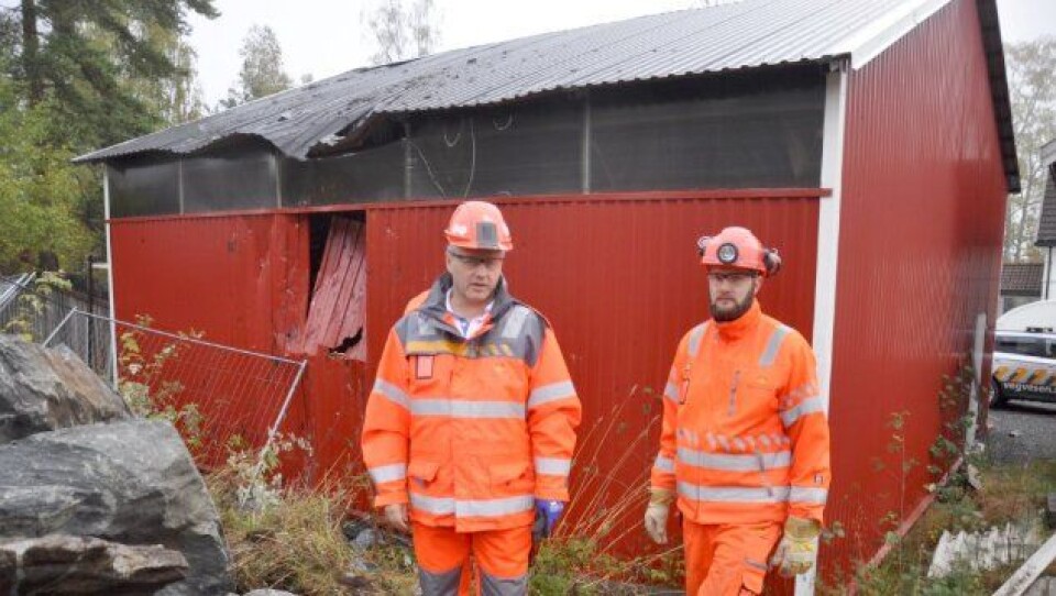 Tom Hedalen (t.v.) og Gunstein Mork i Statens vegvesen ser på skadene etter sprengningsuhell. Tom Hedalen (t.v.) og Gunstein Mork i Statens vegvesen ser på skadene etter sprengningsuhell.