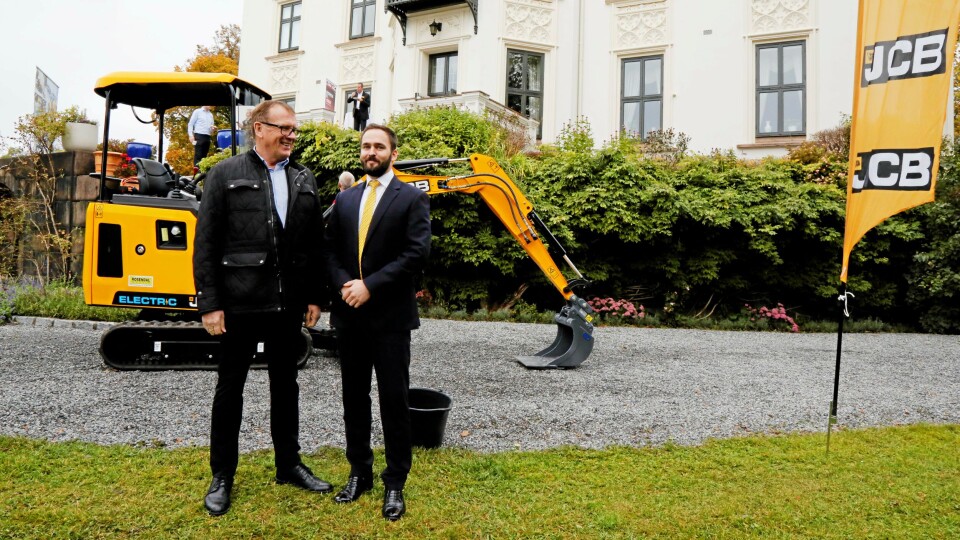 FLOTTE OMGIVELSER: Den elektriske minigraveren JCB 19E-TEC ble vist foran den britiske ambassadørboligen i Oslo 10. oktober 2019. Rosendal Maskins Kåre Rosendal (t.v.) her sammen med JCBs globale salgssjef Stewart Carter.