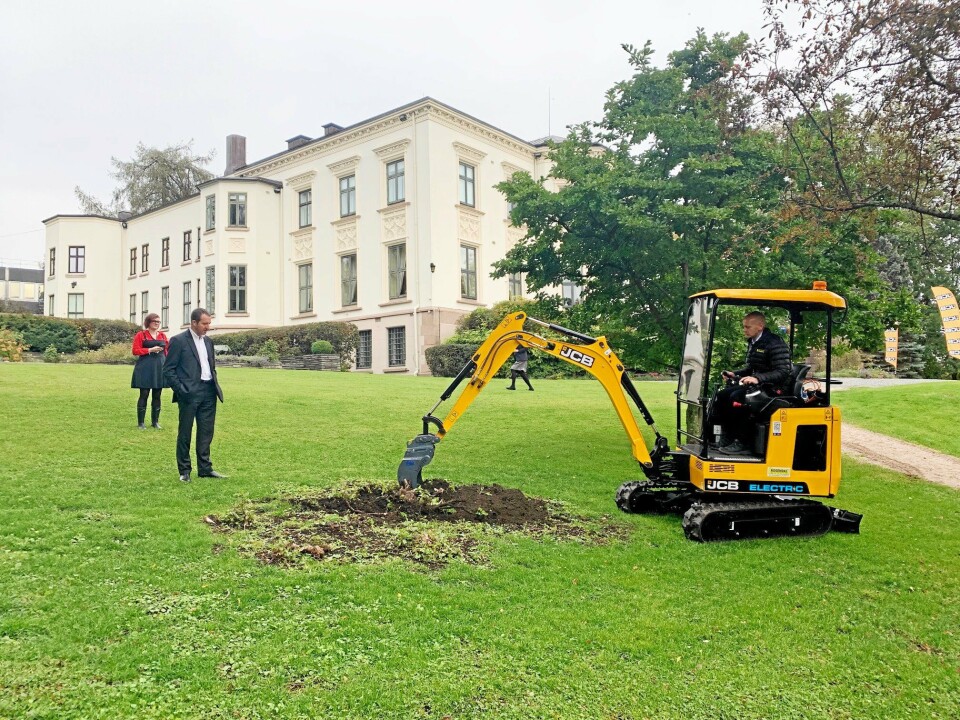 Etter presentasjonen hoppet Rosendal Maskins Olav Hauer inn i maskinen og gravde opp en rot på plenen foran ambassadørboligen.