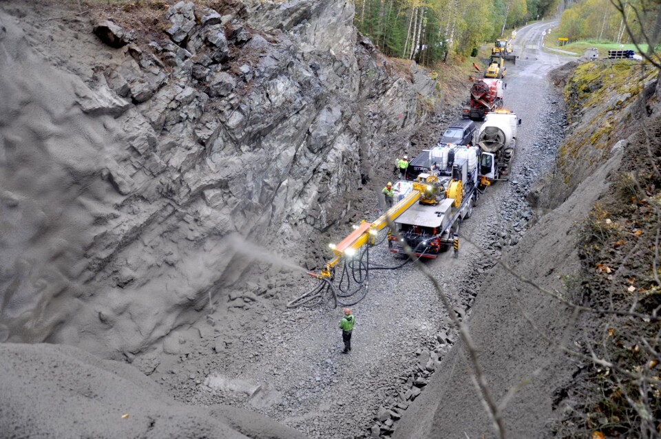 Tunnelen er 53 meter lang og bygd i 1968. Tunnelen er 53 meter lang og bygd i 1968.