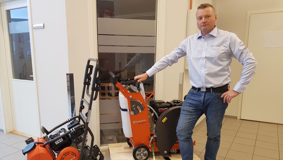 Produktsjef utstyr, Ole-Bjørn Hansen i Hymax med nye Husqvarna-produkte.