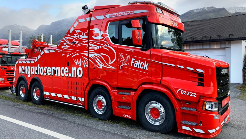 OPPSIKT: Selv de som ikke bryr seg om lastebiler, titter en gang eller to ekstra når de ser Vang Auto-Services nye Scania snutebil.