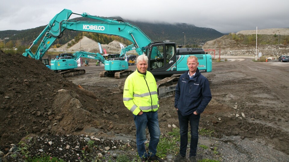 Jon Ølstad (t.v.) og Stig Vang, Beck Maskin AS, var på plass på maskin-demo’n på Ryggkollen i Mjøndalen, her foran 32-tonneren Kobelco SK300LC-10.