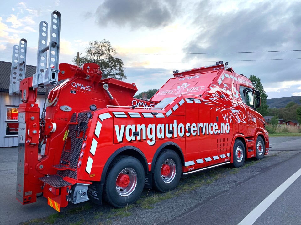 SCANIA OG VANG AUTO-SERVICE: Det hersker ikke tvil om verken lastebilmerke eller firma når man ser den nye bergingsbilen.