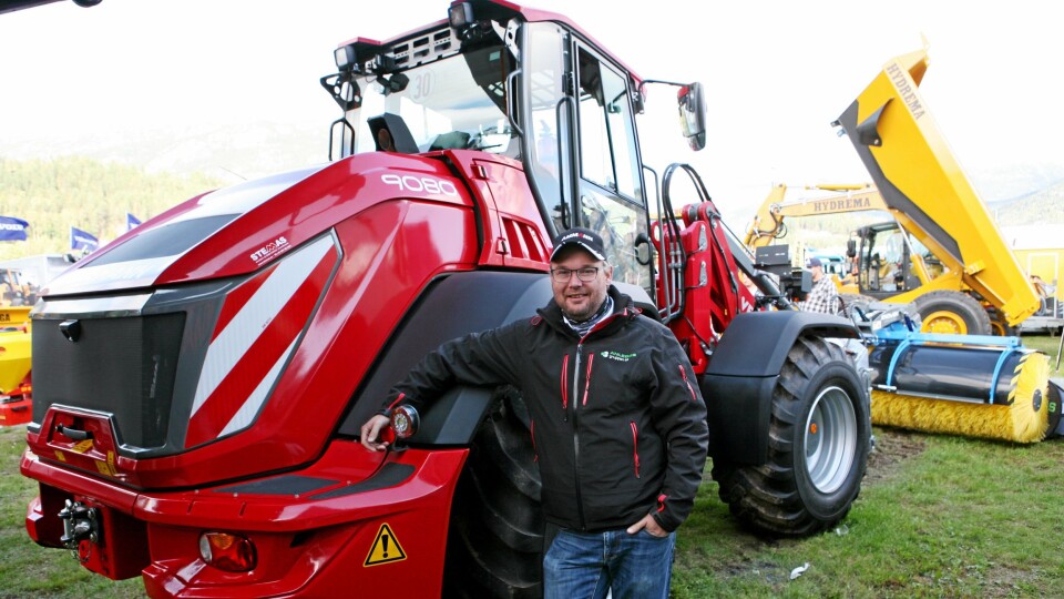 SIKT: - Maskinen har «vanvittig» god sikt fra hytta, sier salgssjef Paul Håkon Endresen, Anleggsgruppen AS, om nye Weidemann 9080.