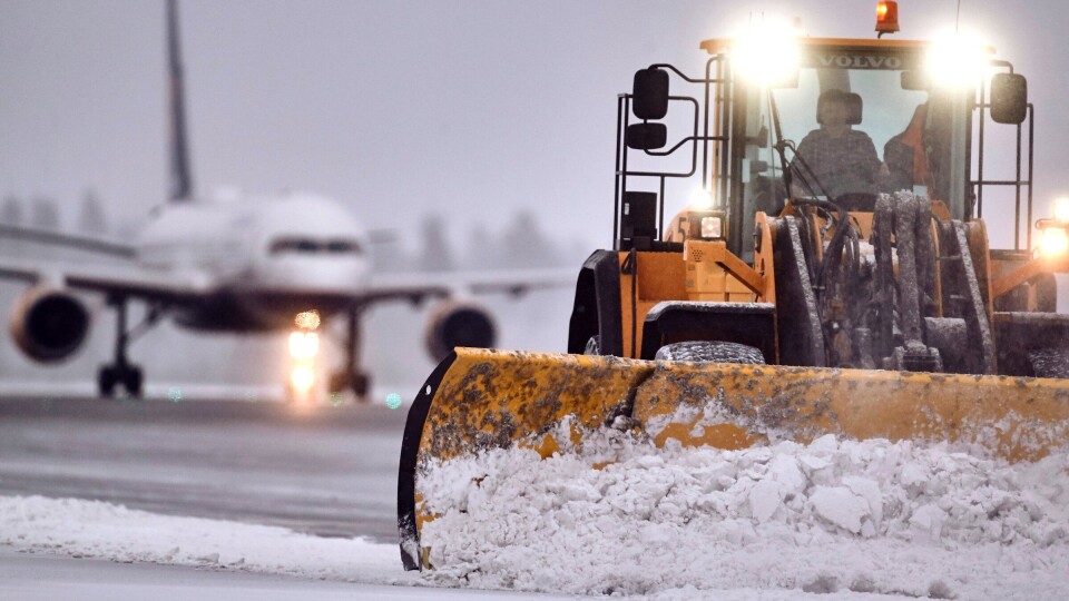 Brøytemannskapene er klare og «sunt spente» før årets vinterens første snøfall som krever brøyting på OSL Gardermoen. Bilde fra tidligere vintersesong.