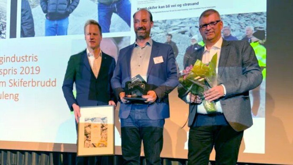 Vinner av Natursteinprisen 2019 Jon Suleng (i midten), Palmer Gotheim Skiferbrudd AS, fikk overrakt prisen fra Petter Bye (t.h.), Oppdal Sten AS, og Thor-Anders Lundh Håkestad.
