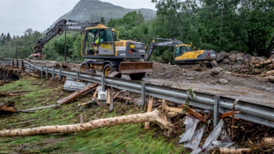 Mer ekstremvær, nedbør, flom og skred utgjør en trussel for infrastrukturen og fører stadig til at veiene må stenges, samtidig som det må brukes store ressurser på reparasjoner og oppgraderinger. Illustrasjonsbilde fra flommen i Jølster i 2019.