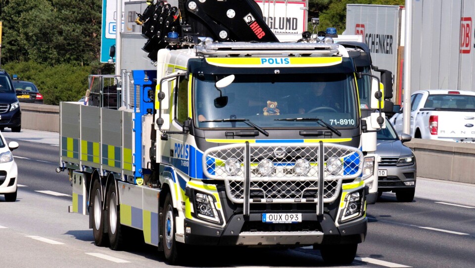 Denne kranbilen, en Volvo FMX460 med Hiab X-HiPro 418-kran, er et utrykningskjøretøy i svensk politis tjeneste. Den er godt synlig i trafikkbildet i Sverige. Den kan ha en toppfart på 120 km/t når den kjører utrykning.