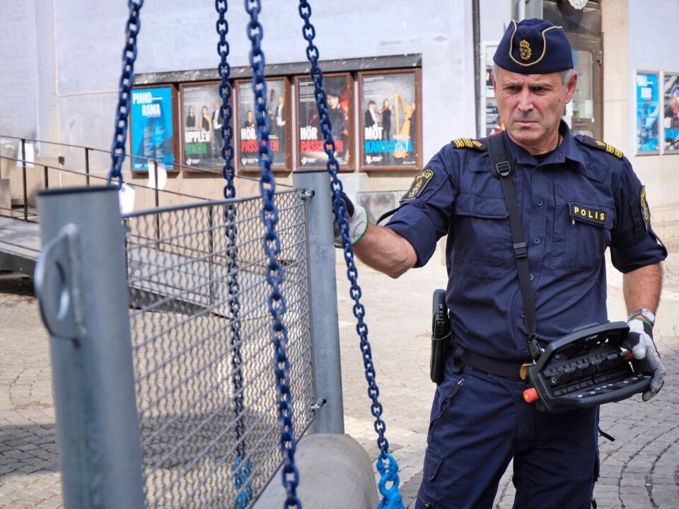 Kombinasjonen krankontroll og pistol er temmelig uvanlig blant kranbilførere. Men så er Hans Larsson også kranbilfører i andre rekke. Først og fremst er han politi.