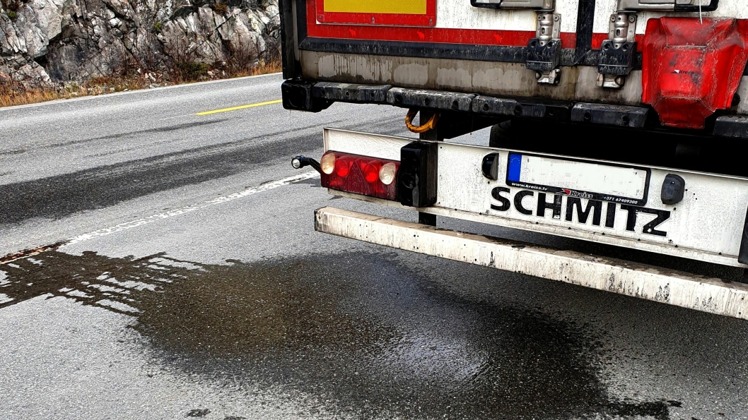Avrenning av fiskevann fra vogntog er et problem, spesielt om vinteren når vannet fryser på veiene. Problemet ser ikke ut til å ha noen snarlig slutt. Bilde fra kontroll i Trøndelag i oktober 2019.