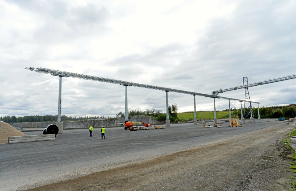 20 METER HØYE: Menneskene under transportøren blir ganske små. Transportbåndet er på 20 meters høyde!