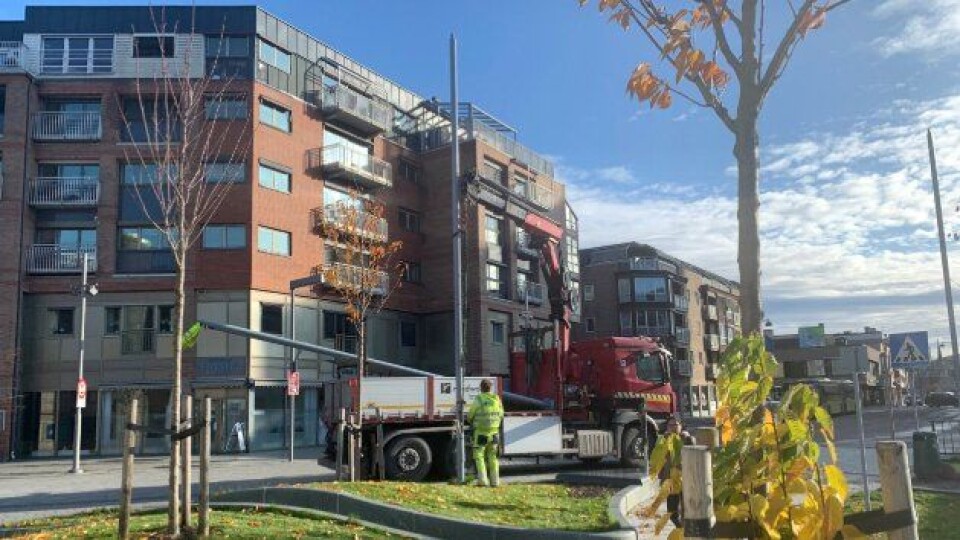 Det blir mørkt noen dager i Tamburgata i Drammen, fordi lyktestolper må sendes på omlakkering.