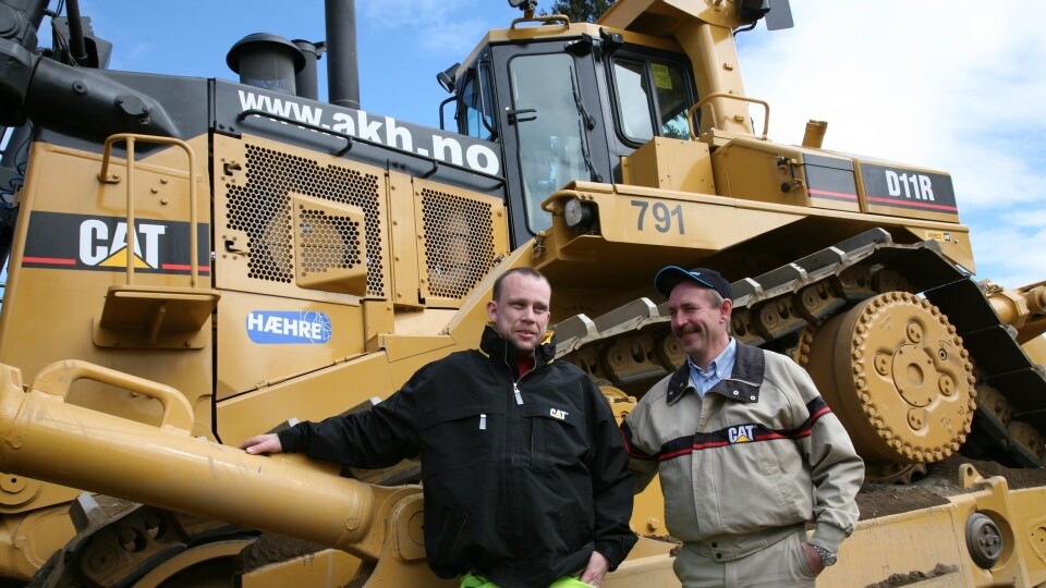 «Husmoras» faste fører, Espen A. Holte (t.v.), sammen med svenske Mikael Hägglund som er førerinstruktør for Caterpillar.
