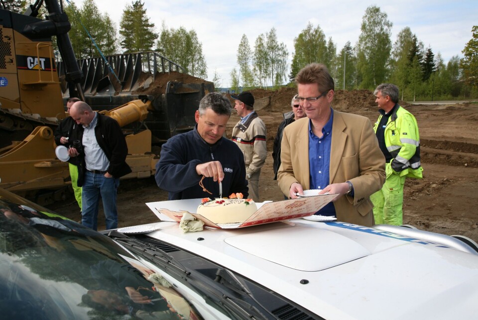 Maskinoverrekkelsen feires med en stor bløtkake. Fra venstre: Frank Ole Sørensen, daglig leder i Hæhre Maskinutleie AS, og adm. direktør Inge Stensland, Pon Equipment AS.