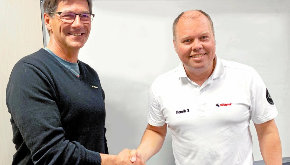 Engcon og OilQuick utvider samarbeidet. Fra venstre: Stig Engström (eier og grunnlegger av Engcon AB) og Henrik Sonerud (administrerende direktør i OilQuick AB).
