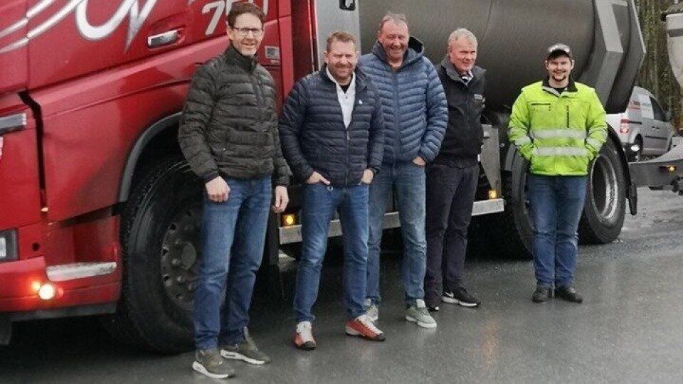 Kreative folk møter framtidsutfordringene: Fra venstre: Daglig leder TSN, Frode Moen, avd. leder OTTS, bileierne Dan Horghagen, John Olav Vuttudal, Anton Jensen og sjåfør Kristian Heggli (Anton Jensen Transport).