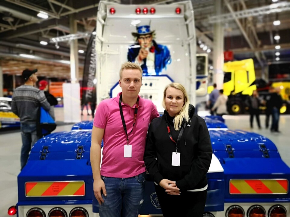 Samboeren Ida-Marie Nilsen har sin del av æren for at bilen ser så bru ut som den gjør. Her er hun sammen med Andreas på Scandinavian Truck Trophy på Norges Varemesse i Lillestrøm. Det endte med pallplass.