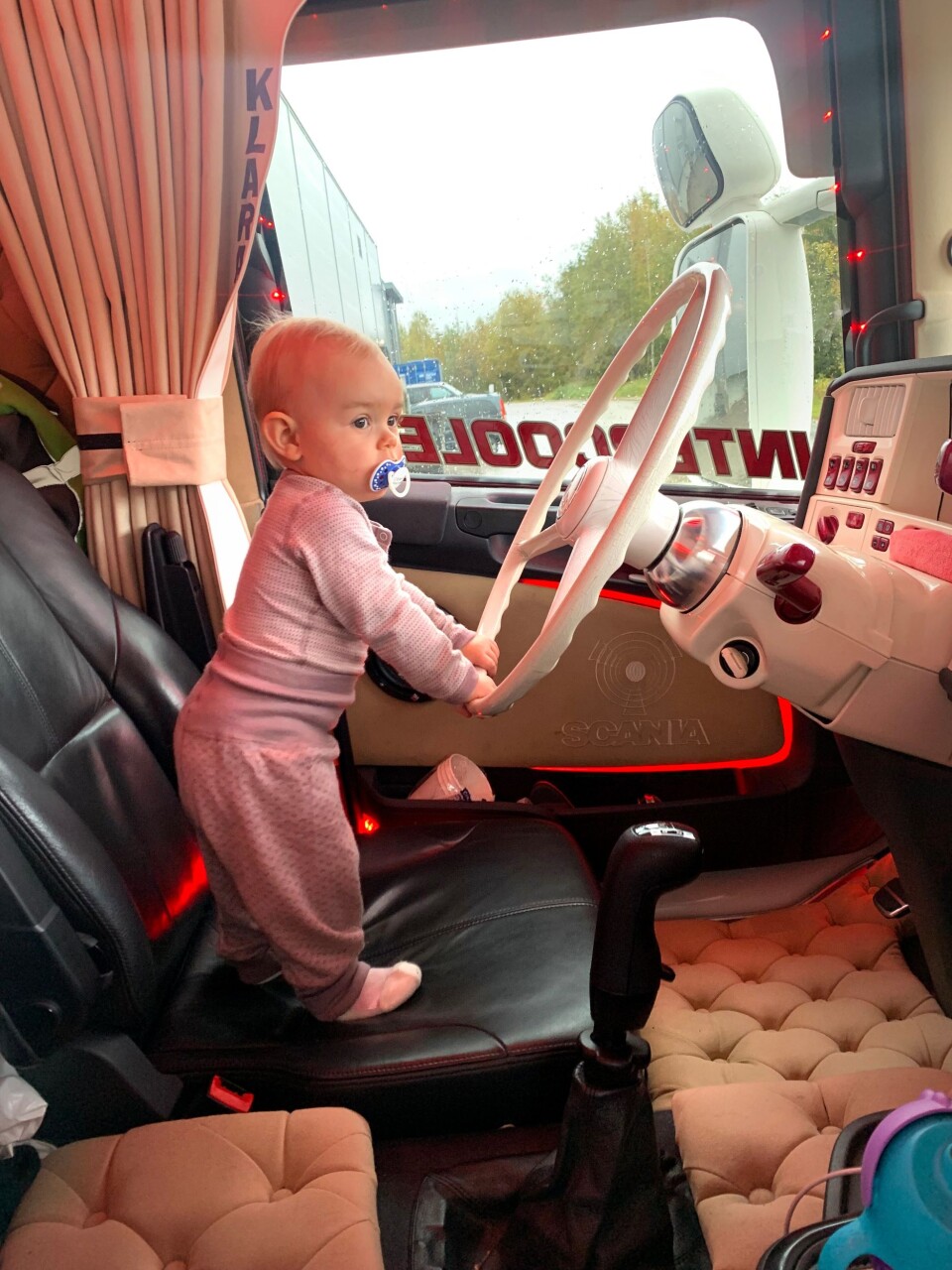 Andreas’ og Ida-Maries datter, Emma-Marie (1), har allerede fattet interesse for å kjøre lastebil. Men hun må vente noen år til, før hun når ned til pedalene og kan ta «lappen».