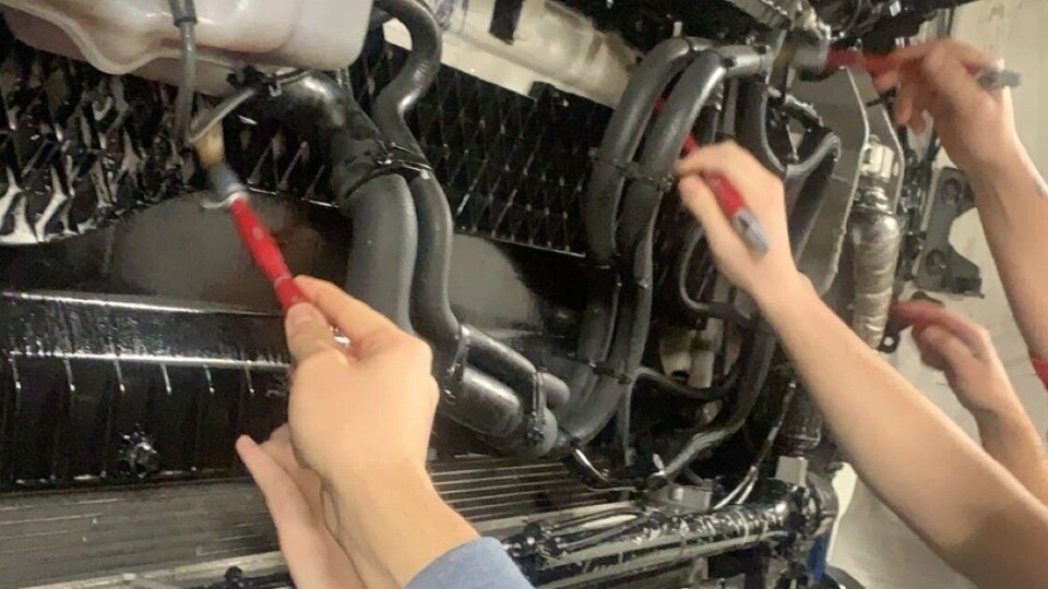 Mange hjelpende hender tro til for at Scania-en skulle være helt ren og pen før Oslo Motor Show.