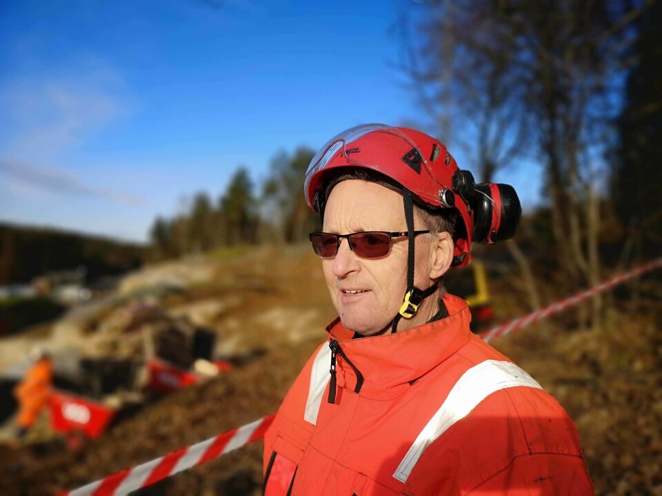 Brudirektør Børre Stensvold i Vegdirektoratet var på plass for å lære mer om komposittbruer (fiberarmert plast) da en ny slik gang- /og sykkelbru ble heist på plass over innkjøringen til Politiets nasjonale beredskapssenter i Ski 30. oktober. Brudirektør Børre Stensvold i Vegdirektoratet var på plass for å lære mer om komposittbruer (fiberarmert plast) da en ny slik gang- /og sykkelbru ble heist på plass over innkjøringen til Politiets nasjonale beredskapssenter i Ski 30. oktober.