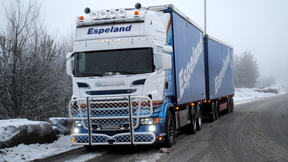 Espeland Transport gjør sjåførstunt for å holde vogntogene i trafikk.