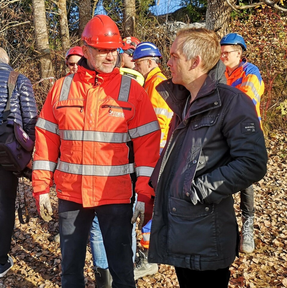 Adm. direktør Morten Alstadsæther i MSS (rød hjelm) snakker med arkitekt Håvard Slinde i «Nordic - Office of Architecture» ved innkjøringen til Politiets nasjonale beredskapssenter 30. oktober 2019 i forbindelse med monteringen av ny bru. MSS sto for prosjektering, levering og montering av brua og Nordic - Office of Architecture for det arkitektoniske. Foto: Hans kristian Barbøl Adm. direktør Morten Alstadsæther i MSS (rød hjelm) snakker med arkitekt Håvard Slinde i «Nordic - Office of Architecture» ved innkjøringen til Politiets nasjonale beredskapssenter 30. oktober 2019 i forbindelse med monteringen av ny bru. MSS sto for prosjektering, levering og montering av brua og Nordic - Office of Architecture for det arkitektoniske. Foto: Hans kristian Barbøl
