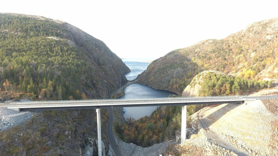 Ryssdalsbrua ruver 43 meter over bakken. Herfra kan man skue langt ut i havet mot Halten fyr. (Foto: Statens vegvesen)