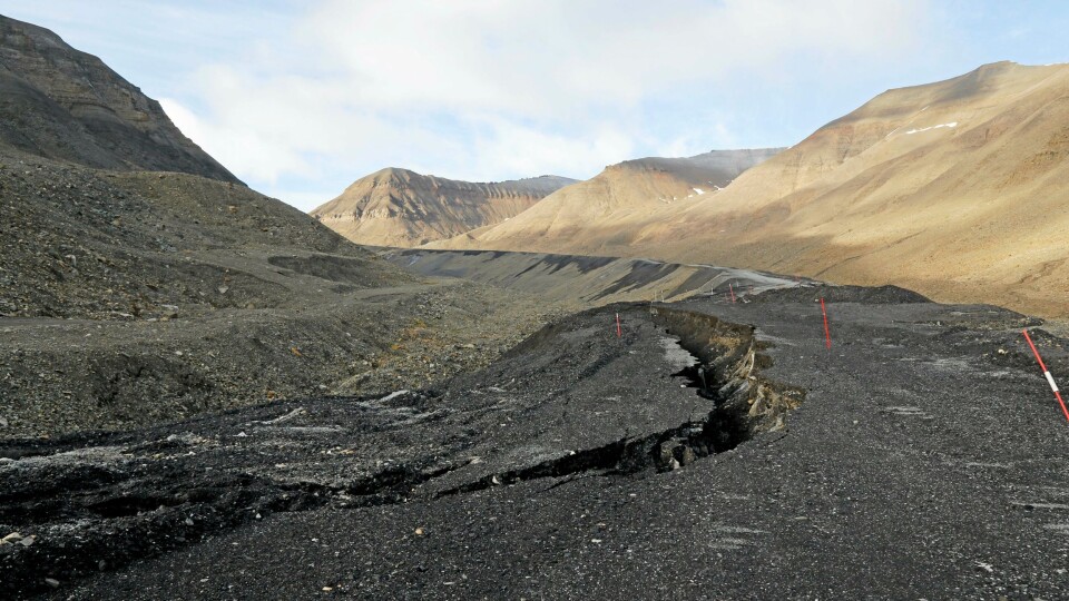 SKAL BORT: Blant annet skal denne veien over isbre på vei opp til Svea Nord graves opp og fjernes. SKAL BORT: Blant annet skal denne veien over isbre på vei opp til Svea Nord graves opp og fjernes.