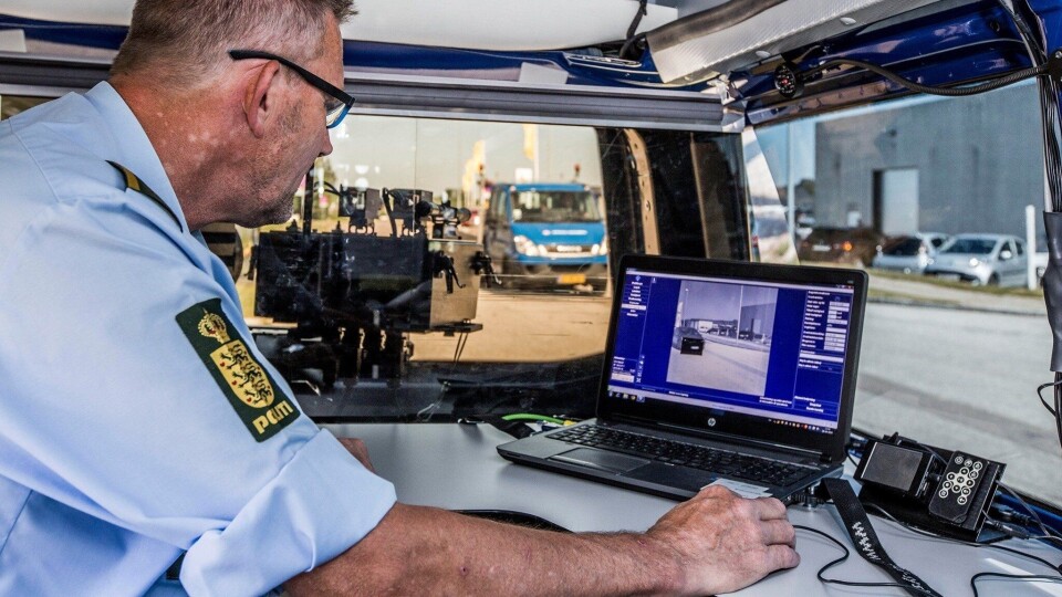 Illustrasjonsbilde fra innsiden av en fartskontrollbil som brukes av dansk politi i jakten på fartssyndere.