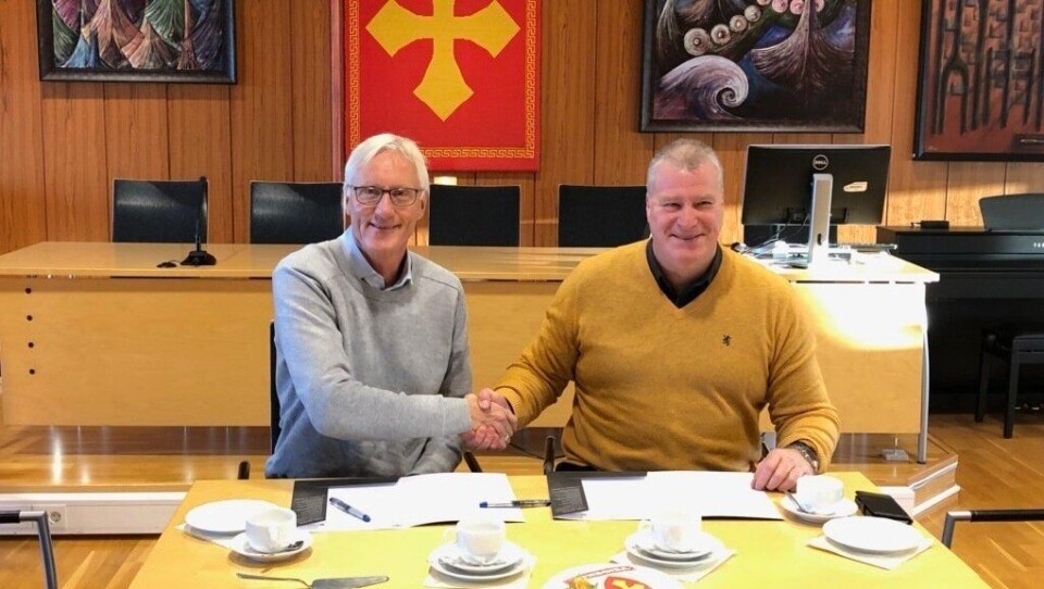 Veidekkes distriktsleder Ståle Brovold i Veidekke Bygg Trøndelag (t.v.) og rådmann Jostein Grimstad i Verdal kommune undertegner kontrakten for Verdal bo- og behandlingssente.