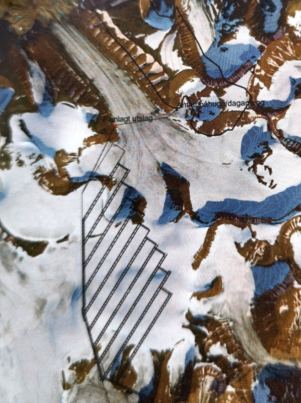 Luftfoto fra Svalbard. Lunckefjell ligger 2 km nordøst for et eventuelt utslag fra Svea Nord. Tunnel er vurdert som for teknisk utfordrende og kostbart, så planen er å anlegge vei over Marthabreen.