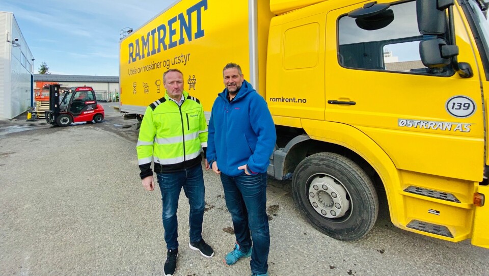Regionleder i Ramirent, Geir Helland(t.v.) og kundesenterleder for Ramirent Jessheim, Knut Arne Engelstad har akkurat fått inn en ny last med splitter nytt Ramirent-utstyr til kundesenteret i Elektrovegen 10 på Jessheim. Dermed blir avdelingen, som har gått fra å være Stavdal til Ramirent, totalleverandør av utstyr til bygg- og anleggsbransjen.