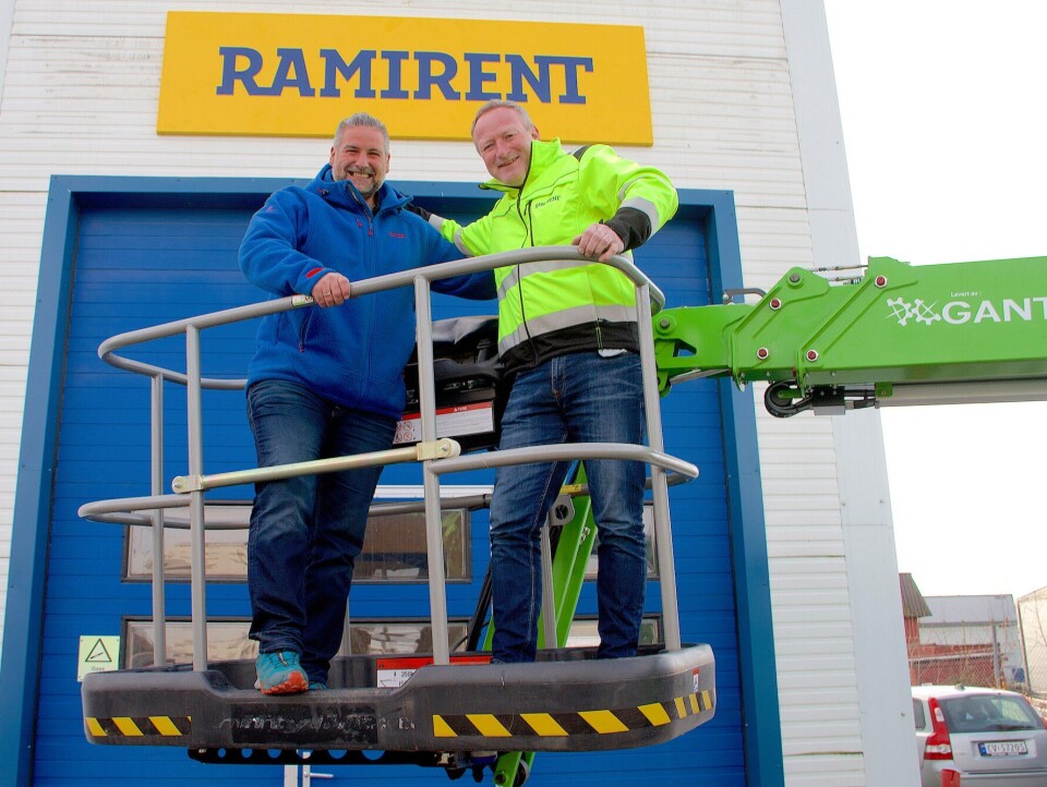 Regionleder i Ramirent, Geir Helland(t.h.) og kundesenterleder i Ramirent Jessheim, Knut Arne Engelstad er høyt oppe etter at Stavdal-avdelingen på Jessheim nå har blitt en del av Ramirent-konsernet.