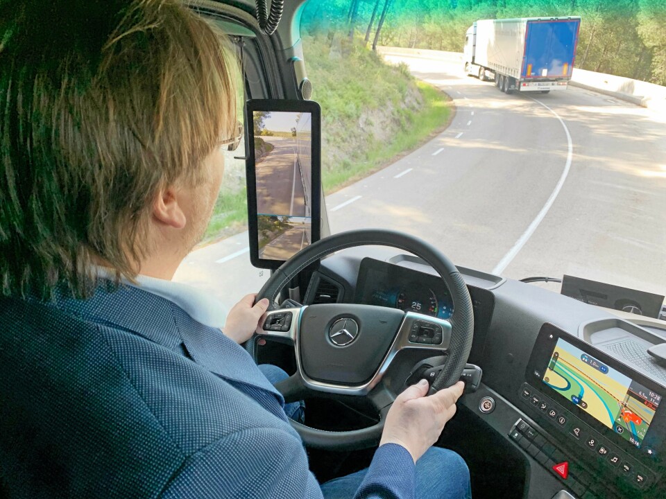 VANE: Det tok ikke mange minuttene før vi ble vant til de nye speilkameraene og med den utvidede panorerings-funksjonen i nedre del av speilet var det enkelt å holde kontroll på bil og henger gjennom svingene.