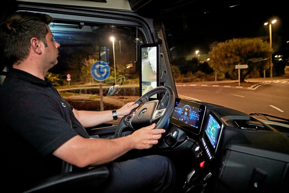 NATT: Speilene skal gi mye bedre oversikt rundt kjøretøyet på nattestid. Her ser vi hvordan speilet nesten har dagslys-kvalitet. Sjåfør Dirk Stranz har vært med å utvikle speilene og fortalte at disse bildene ble tatt nærmere midnatt.