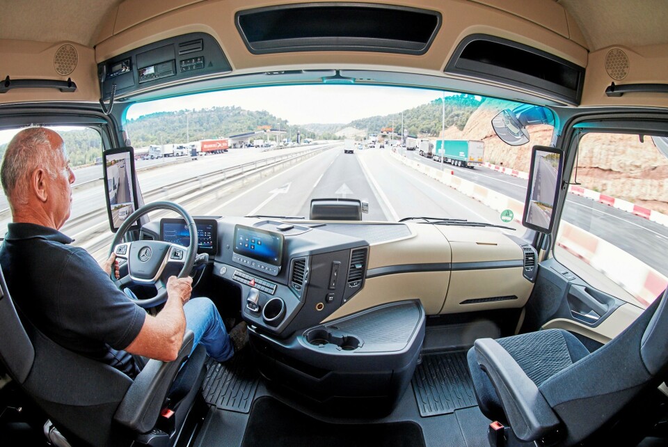 DIGITAL: Det digitale førerhuset kaller Mercedes denne varianten med to skjermer.