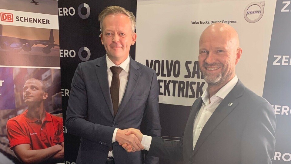 Stolte «miljøaktivister»: Gunnar Brattli, salgsdirektør i Volvo Norge og adm. direktør Knut Eriksmoen i Schenker AS.