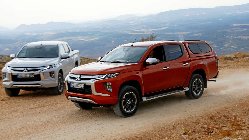 SYNLIG: Den nye Mitsubishi L200 skiller seg godt ut med en ny og mer maskulin front. De første bilene er allerede på vei ut i salgshallene og de første kundebilene skal begynne å rulle ut i oktober.