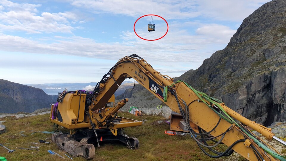 BYGGESETT: Det er ikke så mange som har bygd sammen en 8-tonner på 1000 meters høyde. Hytta kommer her med helikopteret.
