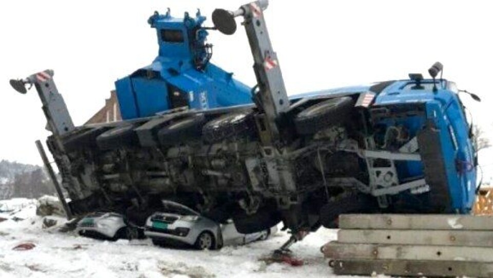Ingen skal ha blitt skadet da mobilkrana veltet over to varebiler og en lastebil.